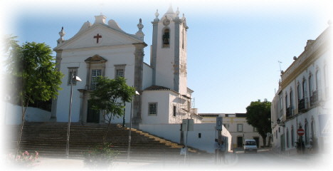 Hauptplatz an der Igreja Matriz