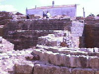 Blick auf das Ruinenfeld, im Hintergrund das Bauernhaus aus dem 16. Jhdt.