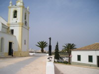 Blick auf die Igreja Matriz und den Kirchenvorplatz