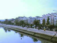 Avenida dos Descobrimentos am Fluss Bensafrim