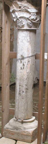 Kalksansteins&auml;ule mit gotischm Kapitel