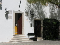 Museumseingang im Vorhof