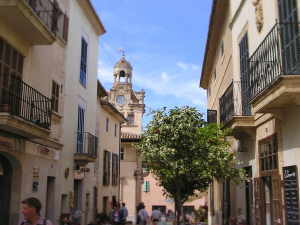 Strassenansicht - Im Hintergund der Uhrenturm des Rathauses