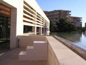 Museumsbau, rechts das Dach des Sternsaales