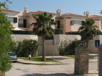 moderne Bausubstanz oberhalb der Kirche und der Altstadt