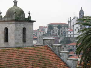Blick vom Kirchenvorplarz auf Porto