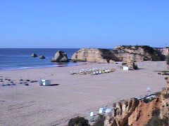 der Postkartenstrand der Algarve mit herrlichen Felskulissen