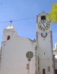 Der Uhrenturm der Igreja de Santa Maria do Castelo