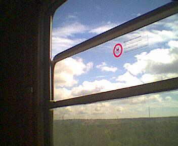 Blick aus dem Zug in den blauen Himmel der Algarve